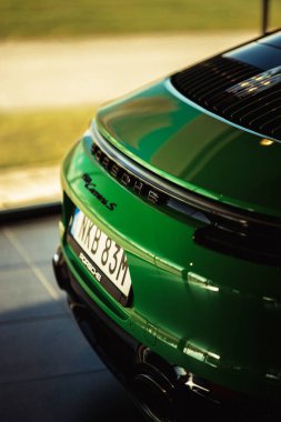 Porsche 911 Carrera S Porsche Center, Orebro, İsveç 'te dikey bir fotoğraf.