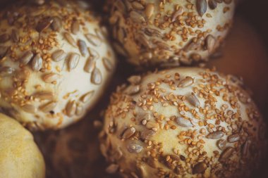 Susamlı ve ayçekirdeği olan taze pişmiş çörekler.