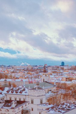 Litvanya, Vilnius 'ta kışın karlı binaların olduğu bir köşenin dikey çekimi.