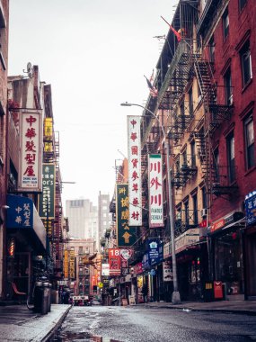 New York 'un Chinatown bölgesinde yoğun bir günün dikey çekimi.