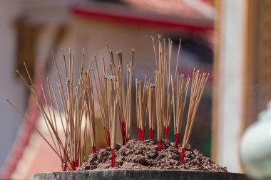 Chalong Tapınağı, Phuket 'te güzel bir tütsü iğnesi.