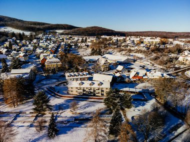 Ilsenburg 'un kışın Harz, Saksonya-Anhalt, Almanya' da güneşli bir günde çekilmiş bir fotoğrafı.