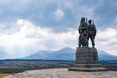 Tarladaki asker heykelinin yakın çekimi.