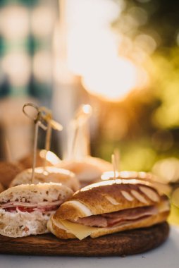 Bir kahve molasının dikey çekimi.