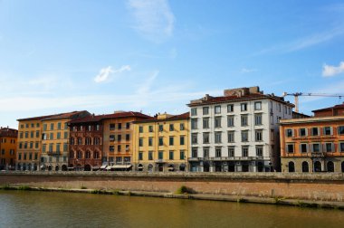 Arno nehri boyunca evleri olan renkli binalar. Pisa, İtalya.