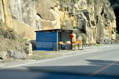 Otobanda küçük bir sokak pazarı