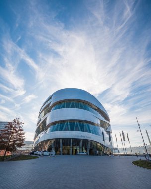 Mercedes-Benz Müzesi 'nin Stuttgart, Almanya' da gökyüzünde bulutlu dikey bir görüntüsü.