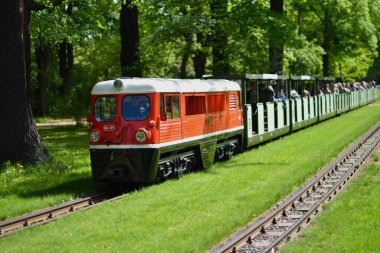Güneşli bir günde Grand Garden 'daki Dresden Park Demiryolu.