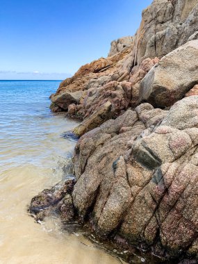 Güney Sardunya 'da kubbeli suyla kayalık bir sahilin yakın çekimi.