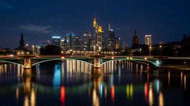 Frankfurt, Almanya 'da gece şehrin gökyüzü manzaralı bir görüntüsü