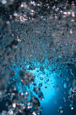 El değmemiş sularda yüzeye çıkan bir baloncuğa yakın çekim