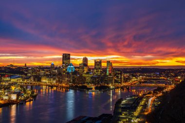 Almanya 'nın Pittsburgh şehrinde güneşin doğuşunun manzarası