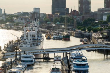 Almanya 'nın Hamburg limanındaki tekne ve gemilerin hava görüntüsü.