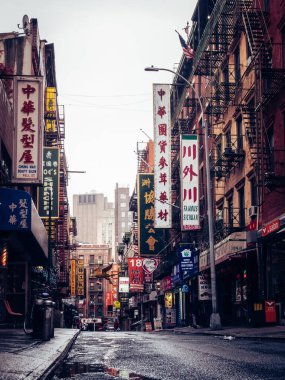 New York 'un Chinatown bölgesinde yoğun bir günün dikey çekimi.