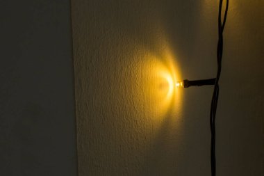 Noel 'in parlak dekoratif ışıklarının yakın çekimi.