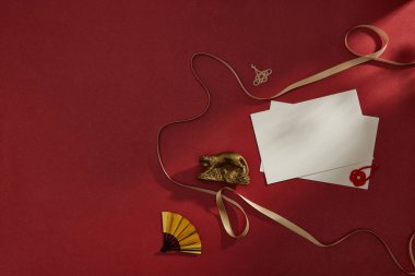 Kırmızı arkaplanda izole edilmiş Çin tebrik kartı dekorasyonu nesneleri