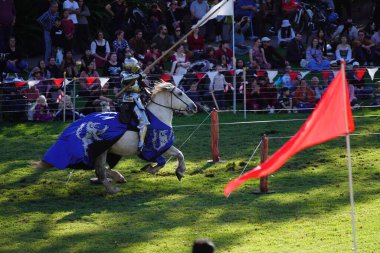 Avustralya 'daki Blacktown Ortaçağ Fayre' de mızrak dövüşü yapan bir adam.