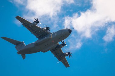 Gökyüzündeki bir uçağın yakın çekimi.