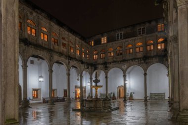 Santiago de Compostela, İspanya 'da bir binanın akşam fotoğrafı..