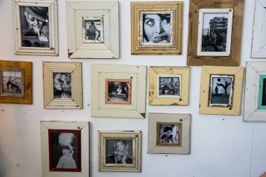 El yapımı tasarım fuarındaki sergi standında sergilenen çerçevelerin içinde bir resim kurulumu