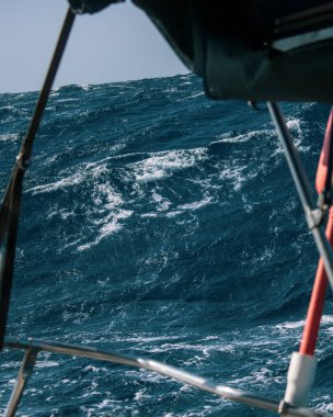 Dalgalı denizde seyreden bir geminin dikey görüntüsü.