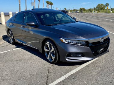 Modern bir 2021 Honda Accord açık havada park edilmiş.