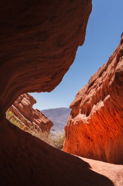 Güneşli bir günde kayalık vadilerin güzel manzarası