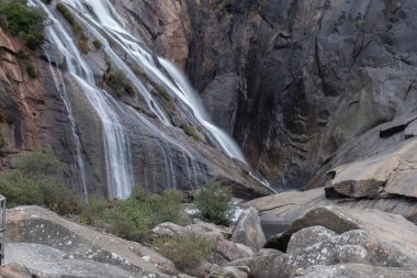 Ezaro şelalesinin güzel manzarası İspanya 'da birçok kayayla çevrilidir.