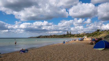 Martha Plajı 'nın üzerindeki bulutlu gökyüzü, Mornington Yarımadası, Victoria