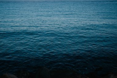 İspanya Tarifa 'da öğleden sonra boyunca sakin dalgalarla Akdeniz