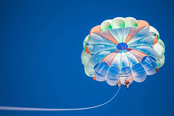 Low Angle Shot People Parasailing Sea Sunny Day Tulum Mexico — Stock Photo, Image