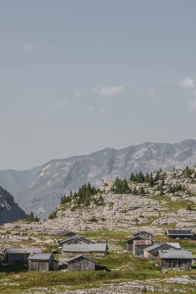 Вертикальный Снимок Небольшой Деревни Французских Альпах — стоковое фото