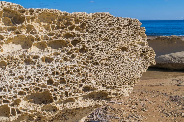 Głaz Globigeriny Wapiennej Pobliżu Wybrzeża Przedstawiający Ślady Pogody Morskiej Erozji — Zdjęcie stockowe