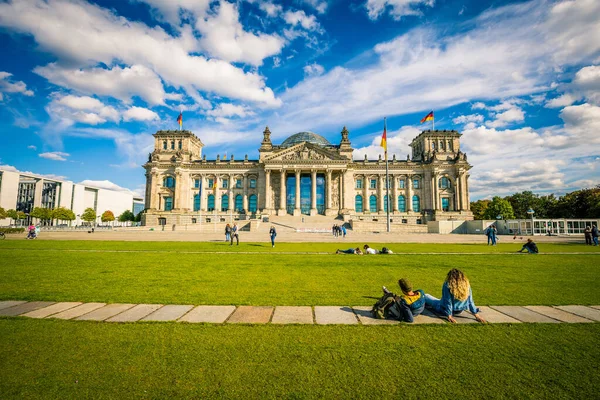 Mesmerizing Scenery Reichstag Germany Parliament Berlin Sunny Day Visitors — Stock Photo, Image