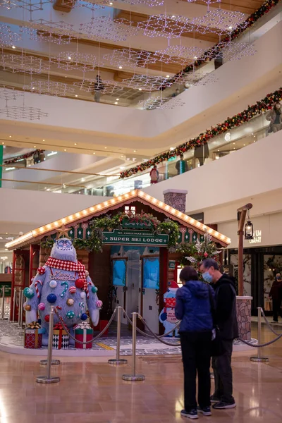 Két Maszkos Ember Áll Karácsonyi Dekoráció Előtt Egy Bevásárlóközpontban Pacific — Stock Fotó