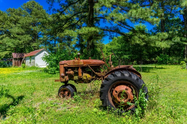 Kilátás Egy Traktor Egy Farmon Egy Napsütéses Napon — Stock Fotó