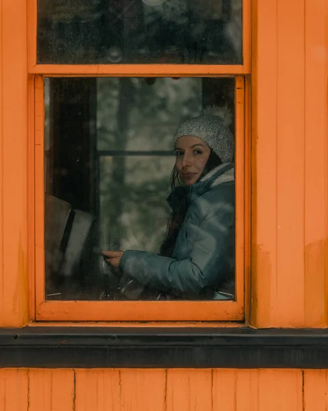 从火车窗口看到的白人妇女的一张垂直的照片 — 图库照片