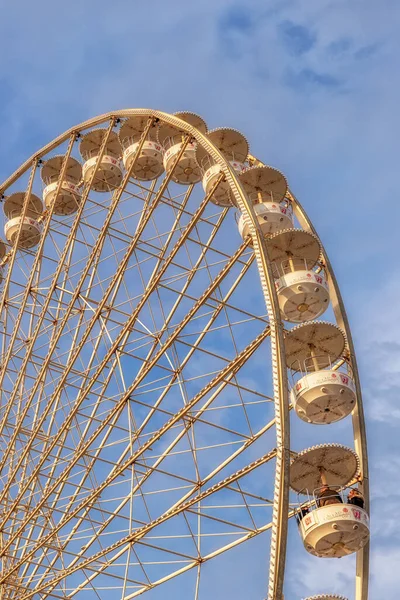 Ett Foto Pariserhjul Med Molnig Himmel Bakgrunden — Stockfoto