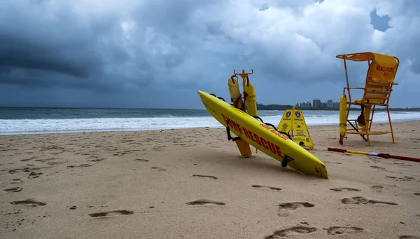 Surfování Zachránci Připravit Pláž Pro Očekávanou Masu Lidí Tento Teplý — Stock fotografie