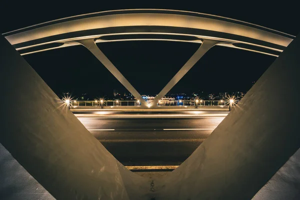 Geceleri Işık Saçan Modern Bir Köprü Manzarası — Stok fotoğraf
