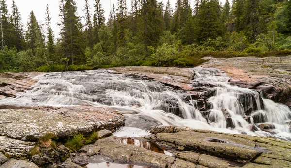 Eine Schöne Aufnahme Eines Wasserfalls Einem Wald Während Des Tages — Stockfoto