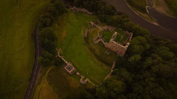 Luftaufnahme Einer Alten Burg Inmitten Dicht Grüner Bäume Northumberland — Stockfoto