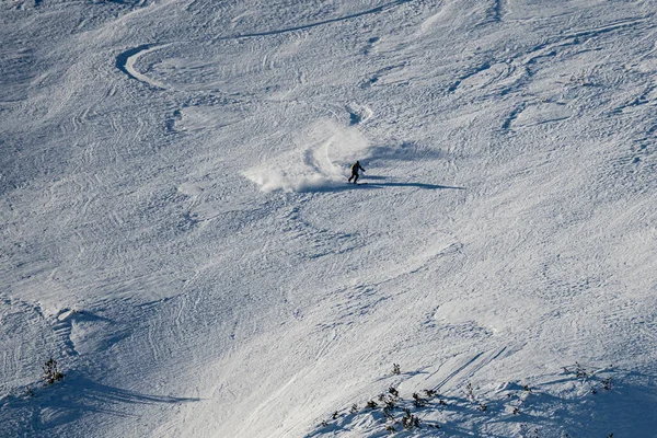 Een Eenzame Skiër Besneeuwde Heuvel Onder Zonnige Hemel — Stockfoto