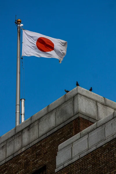 Tiro Ângulo Baixo Bandeira Japonesa Enrolamento Contra Céu Azul — Fotografia de Stock