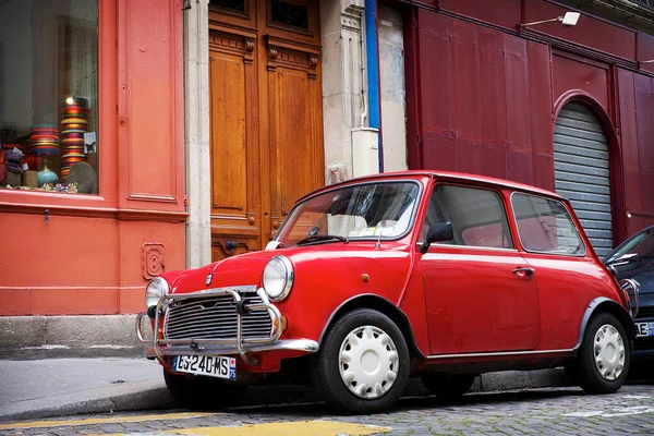 Een Rode Oude Mini Cooper Parkeren Aan Zijkant Van Straat — Stockfoto