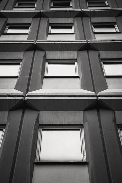 Vertikale Nahaufnahme Der Fassade Eines Gebäudes Mit Vertikal Ausgekleideten Fenstern — Stockfoto