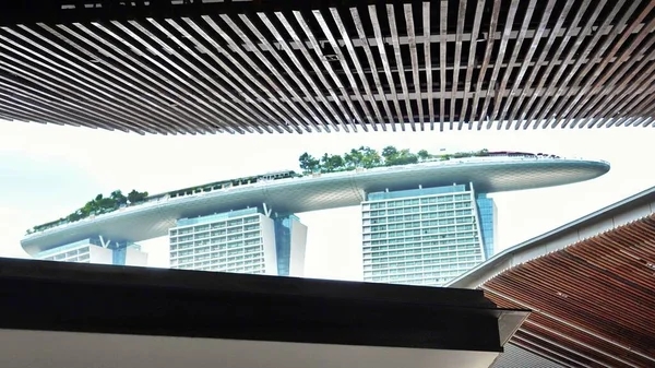 Low Angle Shot Marina Bay Sands Boat Hotel Singapore Surrounded — Stock Photo, Image