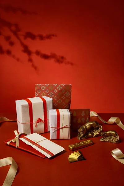 Plan Vertical Boîtes Cadeaux Enveloppes Sur Fond Rouge — Photo