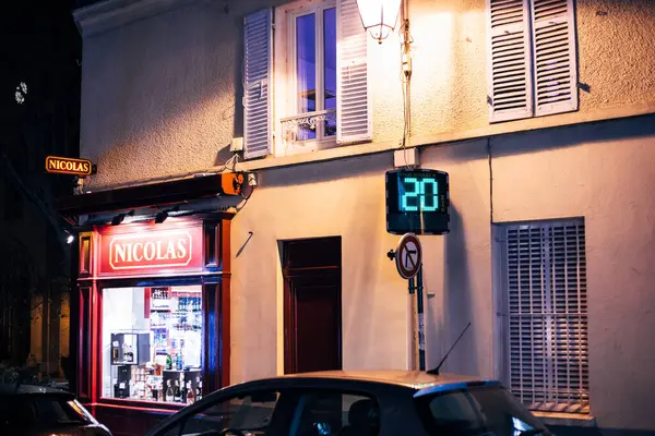 Uitzicht Auto Een Oud Gebouw Nachts Parijs Frankrijk — Stockfoto