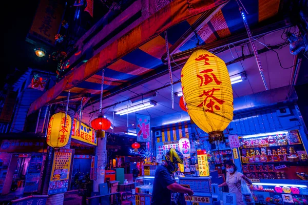 明るいネオンブルーのライトが輝く台湾の美しい店先 — ストック写真